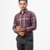 Men's slim fit business casual shirt in blended cotton fabric. Spread collar, long sleeves with buttoned cuffs.