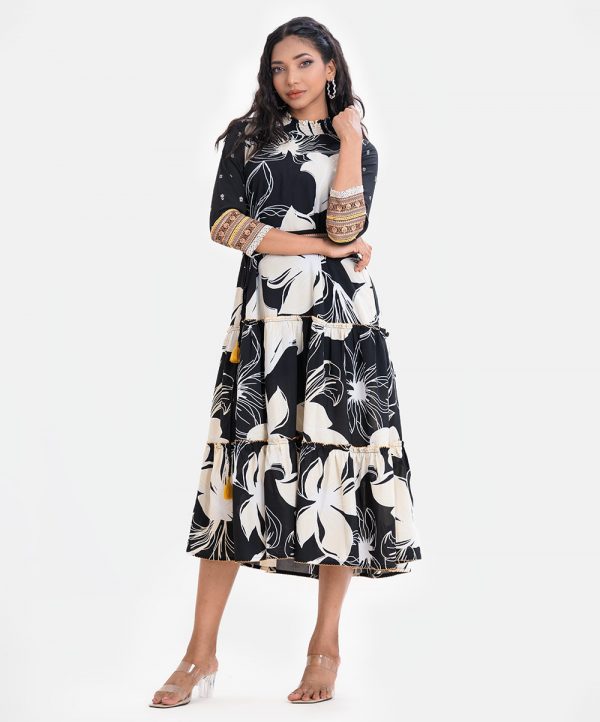 Women's flared style Maxi in printed Georgette fabric. Shirred collar, three-quarter sleeves with lace and patchwork. Tassel ties attach to the waistline.