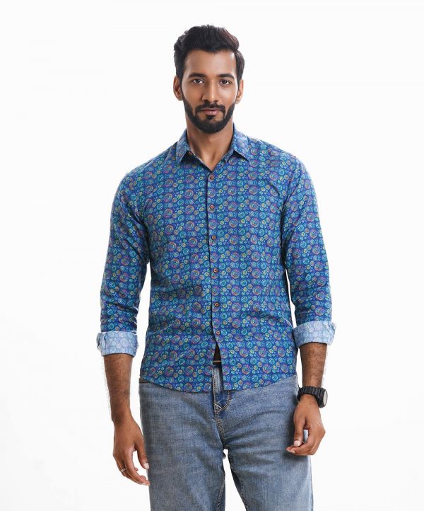 Men's printed long sleeve shirt in blended cotton fabric. Classic collar, full sleeves with adjustable metal buttons at cuffs.