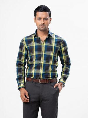 Men's slim fit business casual shirt in blended cotton fabric. Spread collar, long sleeves with buttoned cuffs.