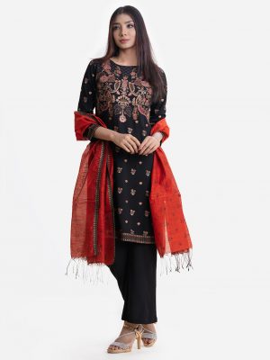 Women's straight salwar kameez in viscose fabric. Boat neck, full sleeved. Karchupi at the front. Half silk dupatta with viscose palazzo pants.