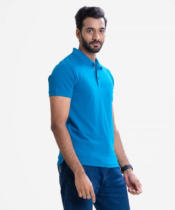 Men's polo shirt in cotton pique fabric. Classic collar, short sleeves and a straight-cut hem.