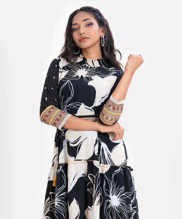 Women's flared style Maxi in printed Georgette fabric. Shirred collar, three-quarter sleeves with lace and patchwork. Tassel ties attach to the waistline.